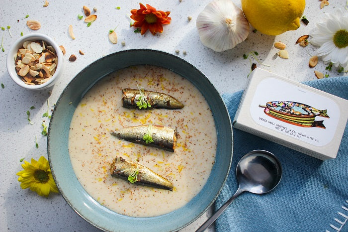 Sopa Fria de Alho com Petingas Fumadas Gourmet