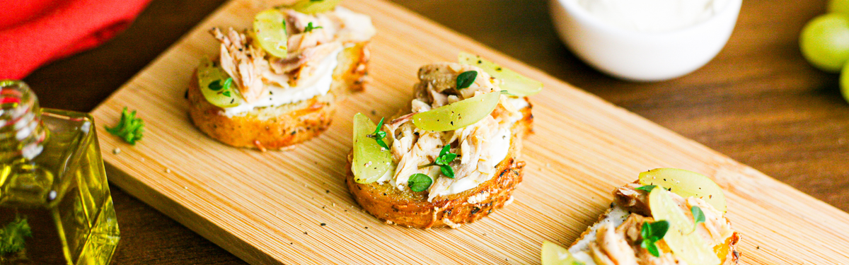 Canapé de cavala com uva verde