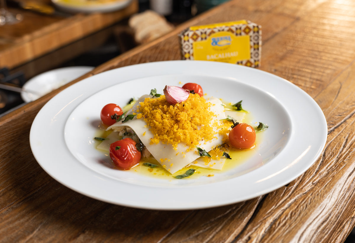 Big Raviole de Bacalhau com Purê Provençal, Farofa Cítrica e Pesto Rústico!