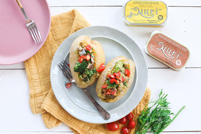 Batata recheada com cavala e legumes