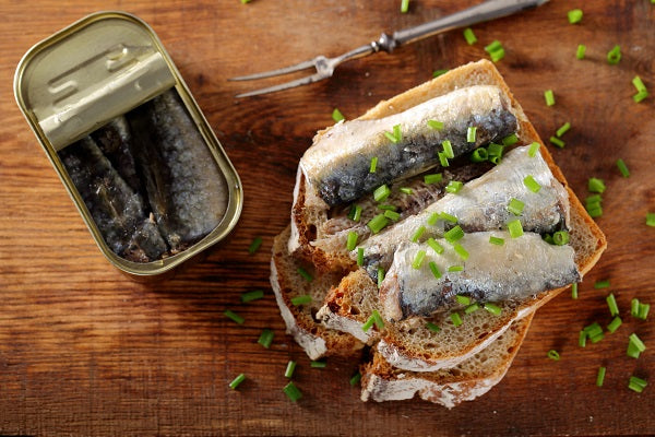 Descubra por que o peixe enlatado dura tanto tempo