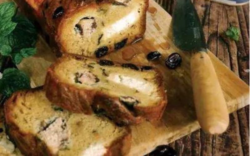 Cake à la sardine, chèvre, menthe et raisins