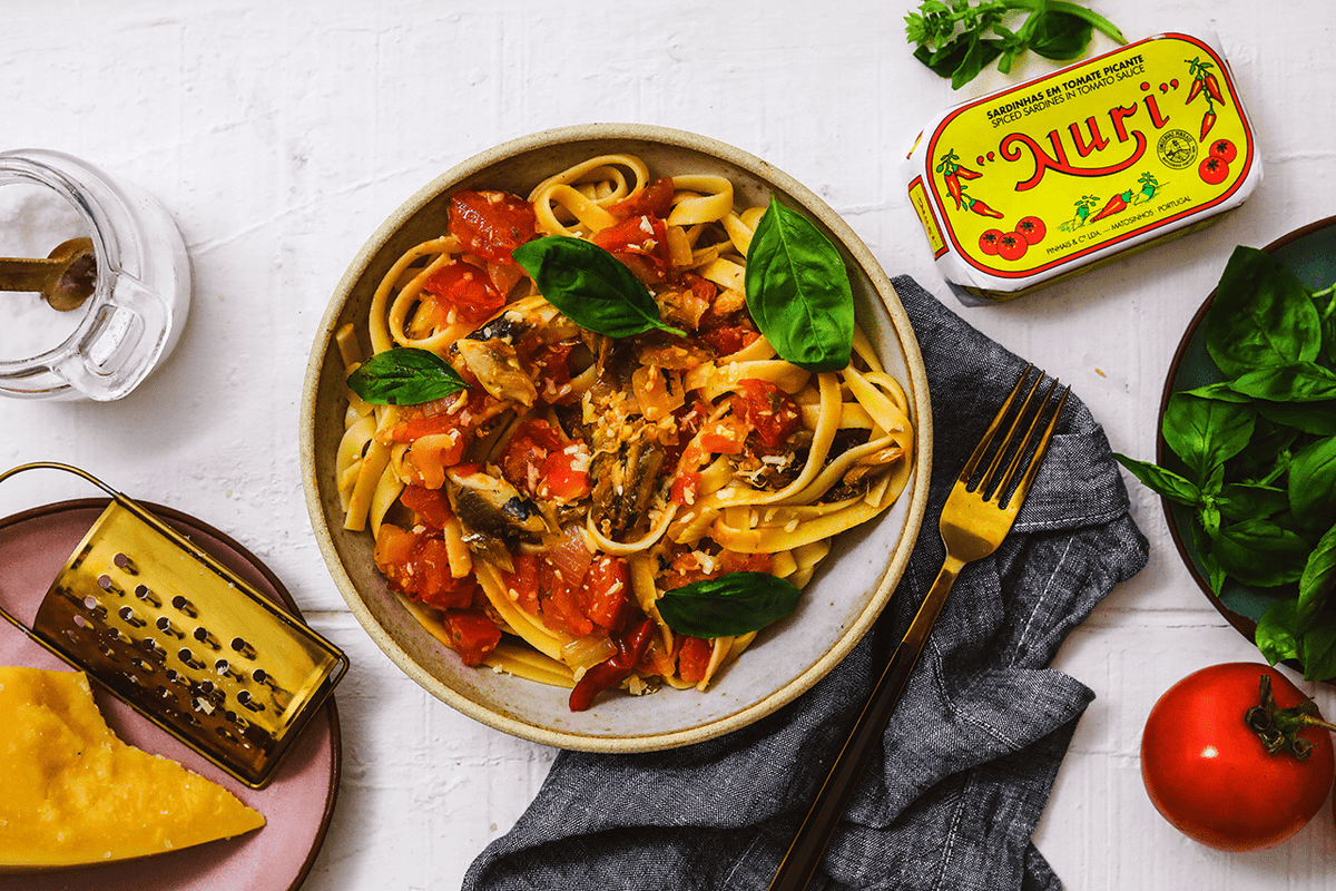 Fettuccine com Molho Vermelho, Sardinha e Manjericão
