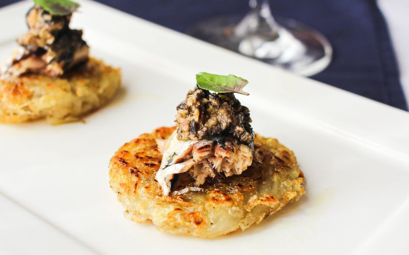 Aperitivo de batata com sardinha