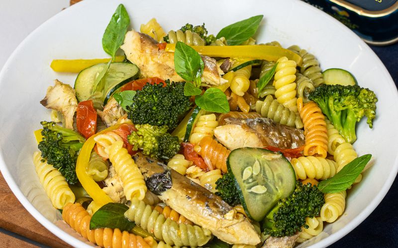 Salada morna com fusilli e filé de cavala