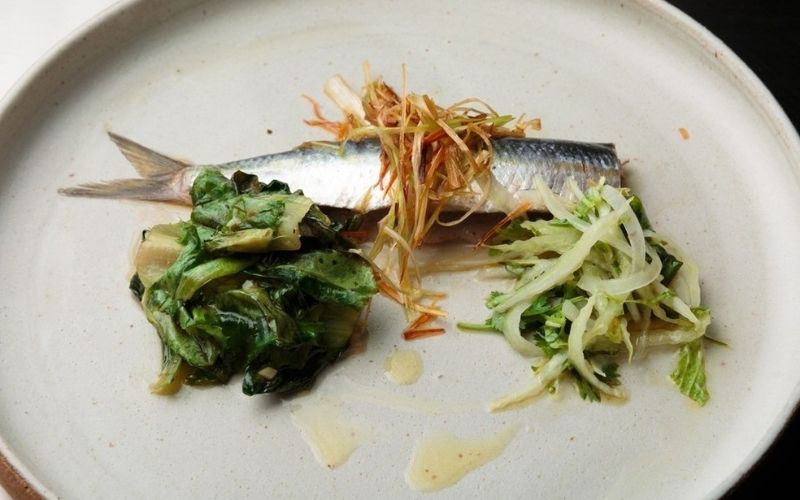 Sardinha em conserva gourmet com chicória, acelga e alho-poró