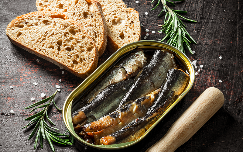 Sardinha em conserva assada em folhas de louro e alecrim