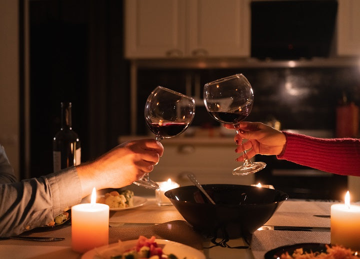 Casal tomando vinho em um dia frio e harmonizando o momento com uma receita