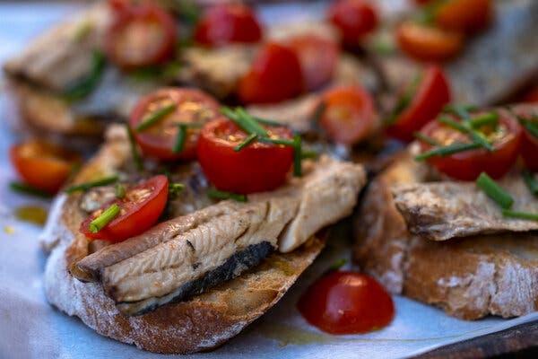 receita-feita-com-sardinha-da-nuri-Daniel-Rodrigues-para-The-New-York-Times