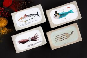 foto com quatro latinhas de peixes em conserva da marca Jose Gourmet
